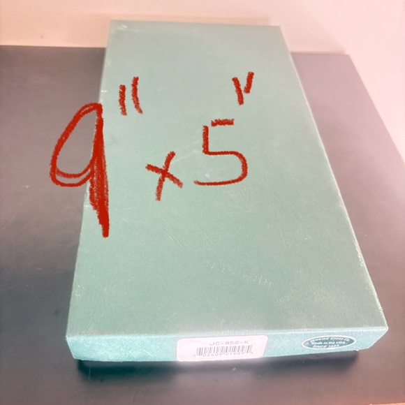 Beautiful crucifix, metal (brass?) ready to hang, vintage; in original box; USA - Picture 6 of 6